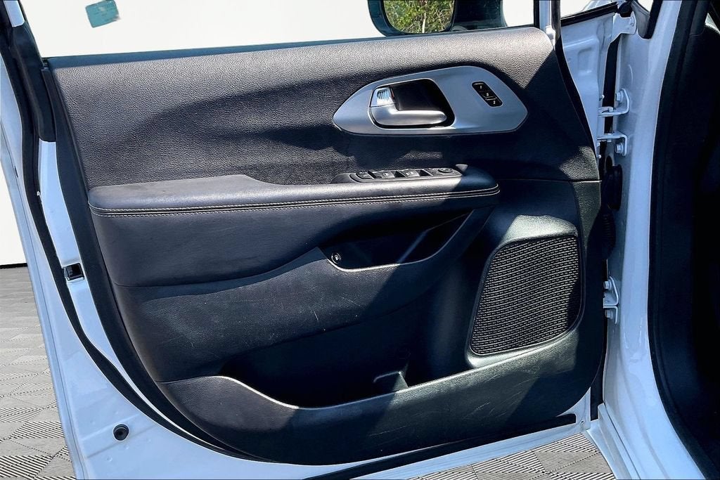 2024 Chrysler Pacifica Hybrid S Appearance Pkg