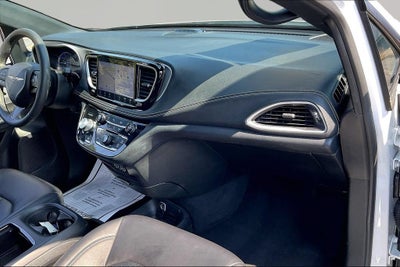2024 Chrysler Pacifica Hybrid S Appearance Pkg