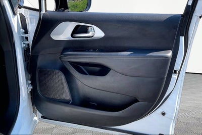 2024 Chrysler Pacifica Hybrid S Appearance Pkg