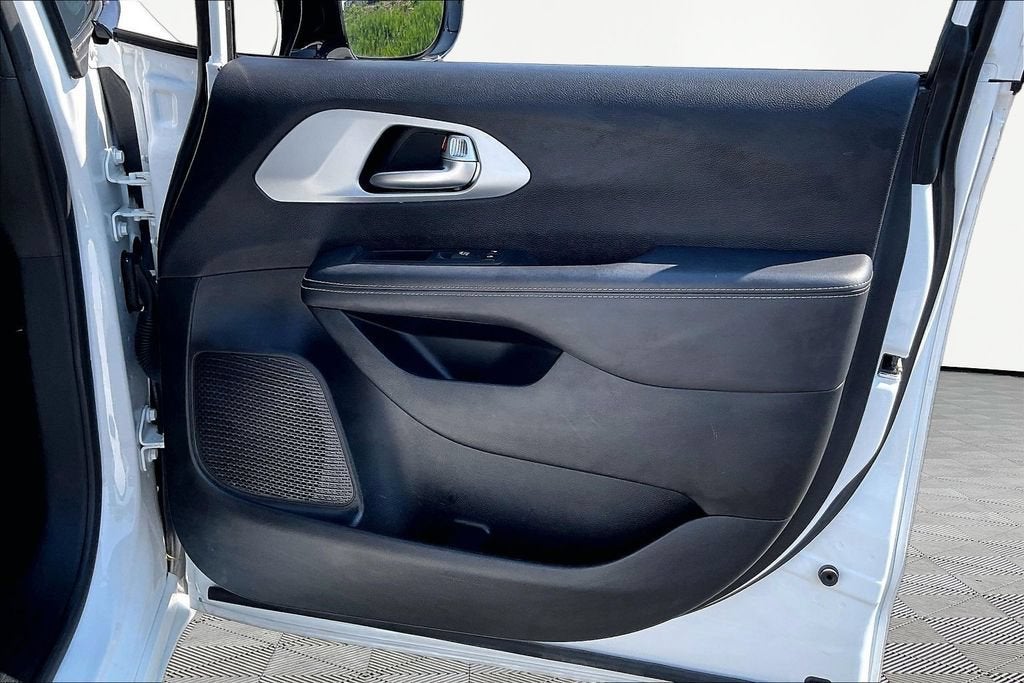 2024 Chrysler Pacifica Hybrid S Appearance Pkg