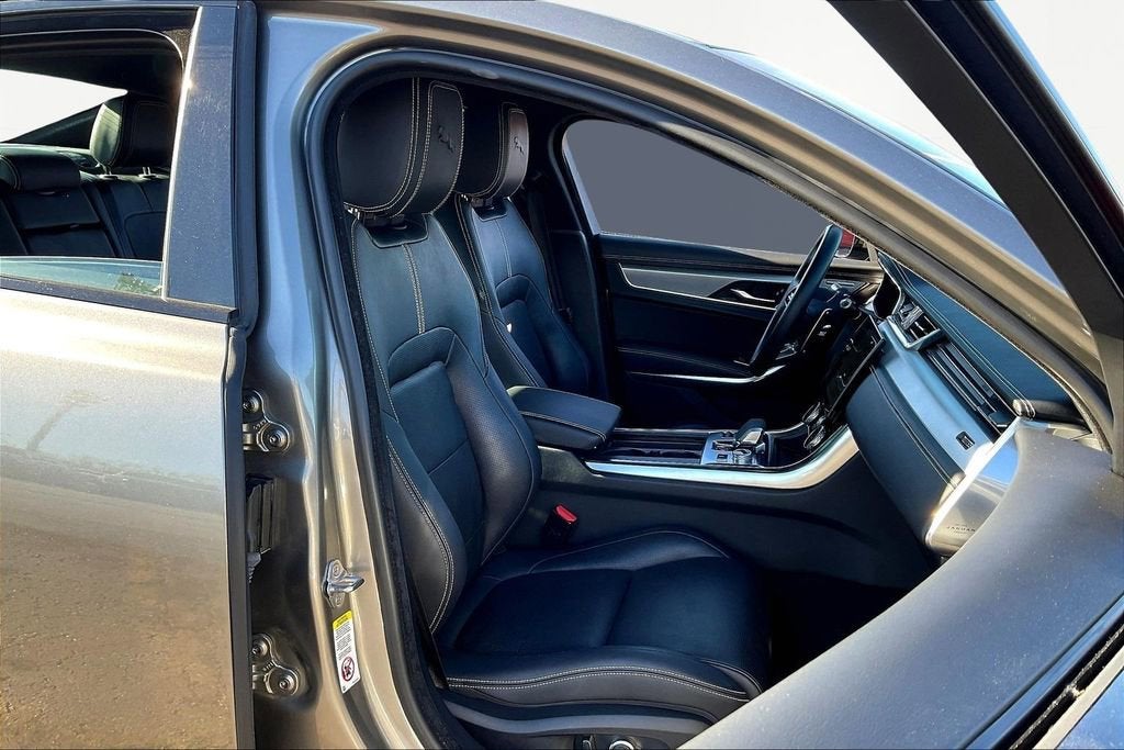 2022 Jaguar XF R-Dynamic SE