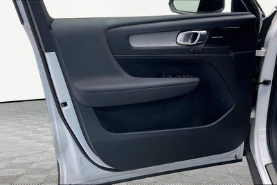 2024 Volvo XC40 Ultimate Dark Theme