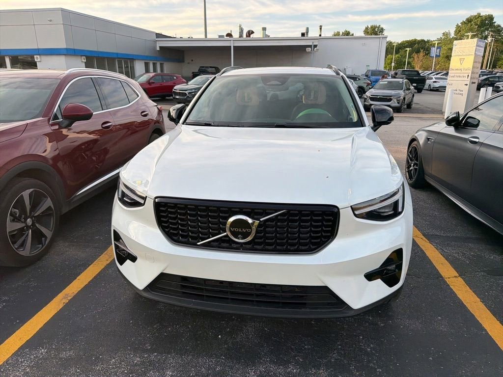 2024 Volvo XC40 Ultimate Dark Theme