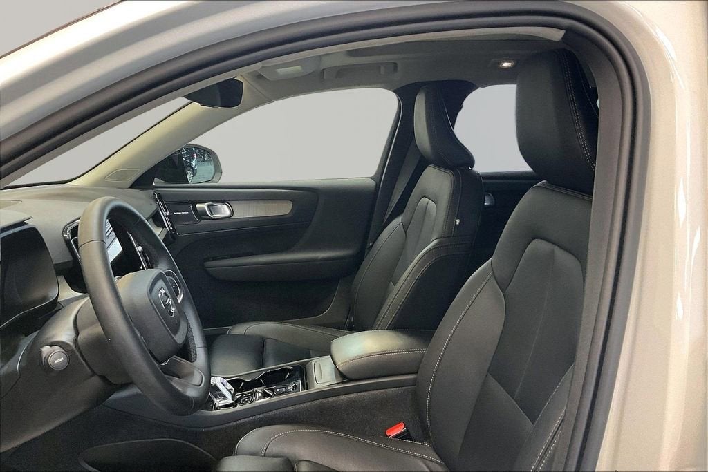 2024 Volvo XC40 Ultimate Dark Theme