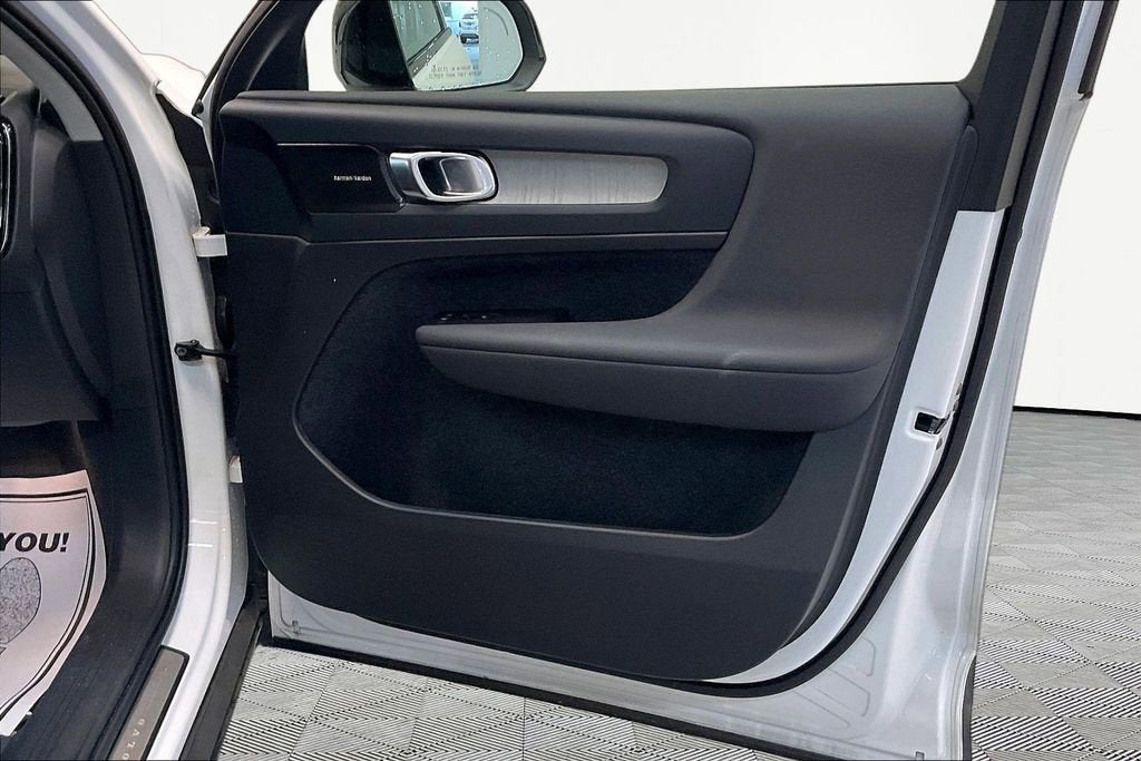 2024 Volvo XC40 Ultimate Dark Theme