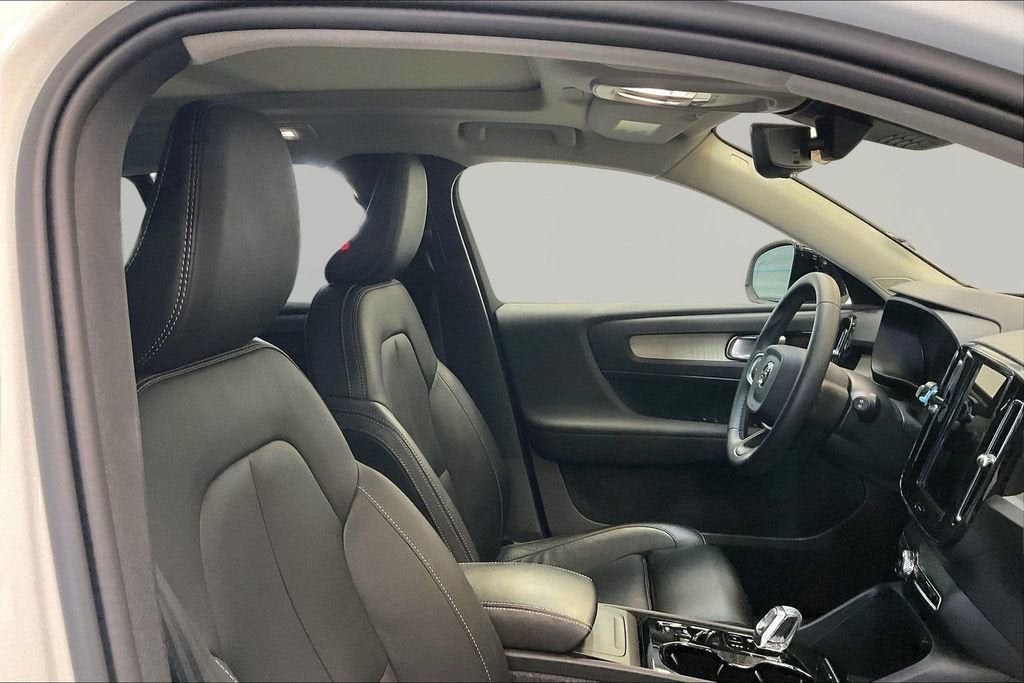 2024 Volvo XC40 Ultimate Dark Theme