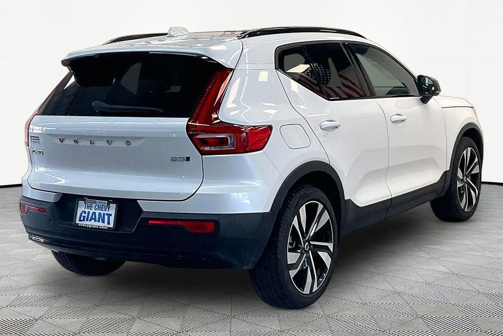 2024 Volvo XC40 Ultimate Dark Theme